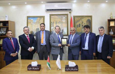 رئيس عمان العربية يستقبل وفداً من المنظمة العالمية للتنمية المستدامة