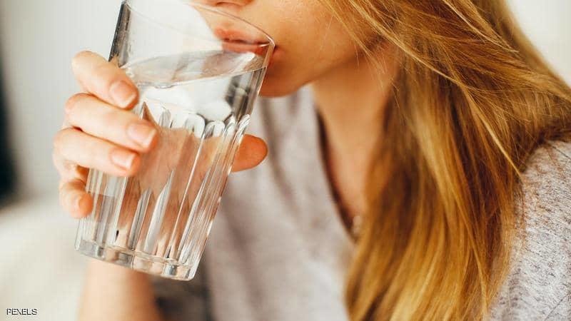 ماذا يحدث لجسمك عند تناول كوب ماء ساخن يومياً!