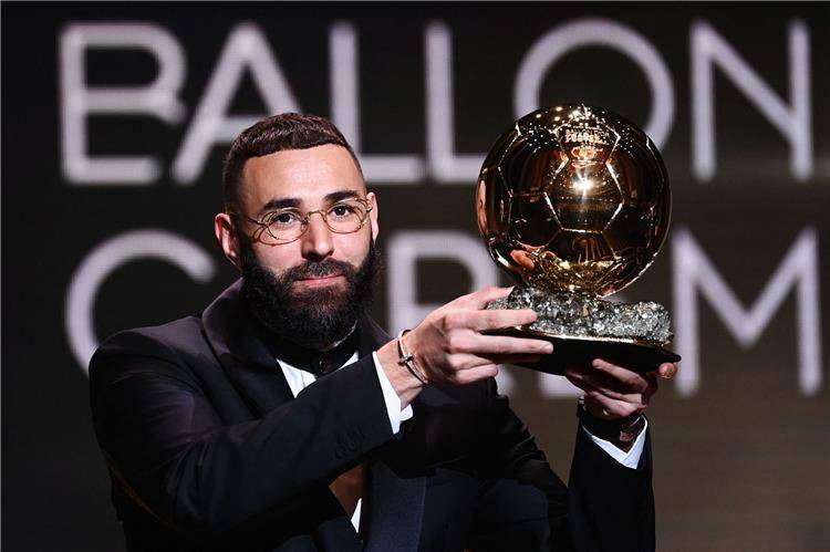 بنزيما يفوز بجائزة الكرة الذهبية كأفضل لاعب بالعالم