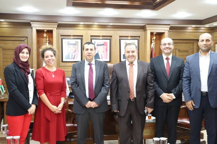 الملحق الثقافي في السفارة الأمريكية تزور جامعة البلقاء التطبيقية