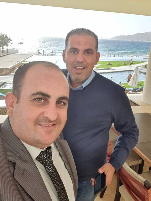القطيشات يُهنئ اكرم البطوش بحصوله على درجة البكالوريوس