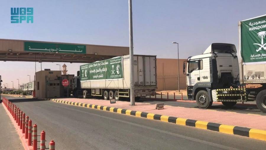 السعودية ..69 شاحنة إغاثية تعبر منفذ الوديعة متوجهة إلى اليمن