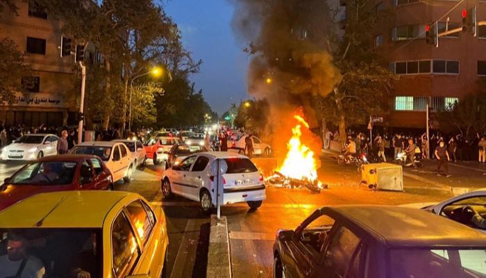 ضابط إيراني منشق: الشرطة الإيرانية سئمت قتل مواطنيها