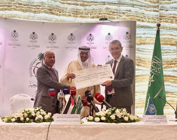 السديري يسلم الأونروا مخصصات الدعم السعودي لبرامج الوكالة