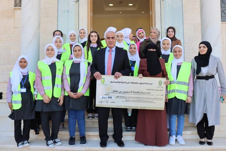 مدرسة جامعة الحسين بن طلال التطبيقية تفوز بالمركز الاول في مسابقة مشروع فرز النفايات وإعادة تدويرها...صور 