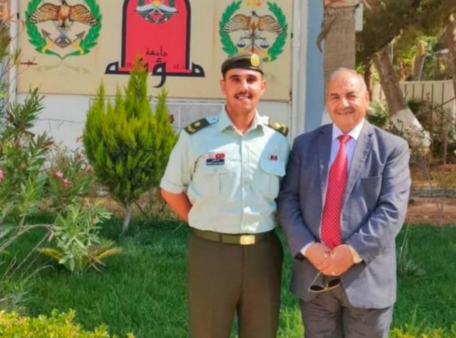الخوالدة يهنئ العميد الركن المتقاعد محمود فياض بتخرج نجله الدكتور حذيفة برتبة ملازم