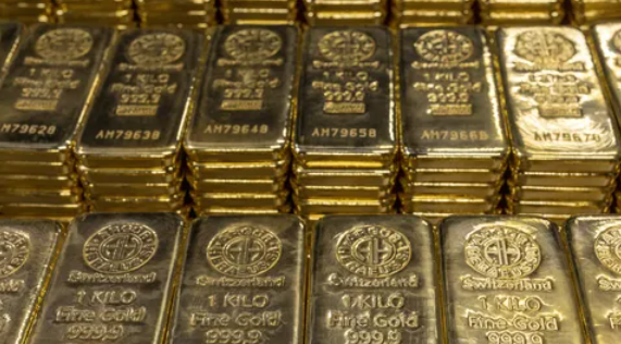 وسط ترقب لبيانات هامة.. الذهب يتراجع مع ارتفاع الدولار