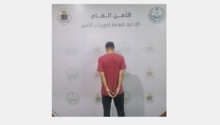 سعودي يسيء للعملة الوطنية.. والأمن يتدخل