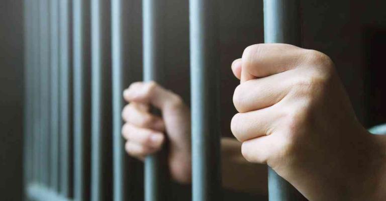ضبط خليجي «مهووس» بسرقة دراجات توصيل الطلبات