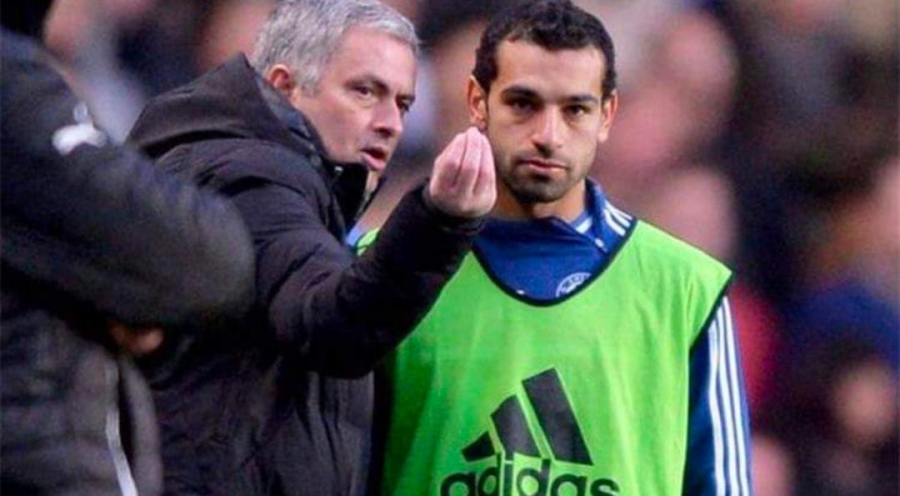 لاعب تشيلسي السابق: شعرت بالخوف من مورينيو بعد بكاء محمد صلاح.. مزّق قلبه أمام الجميع