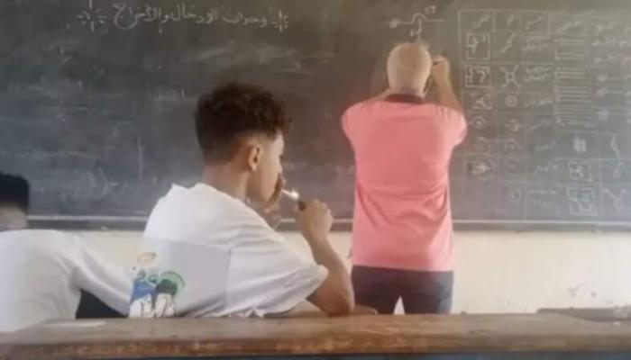 سيجارة داخل الفصل.. طالب يشعل غضب المصريين