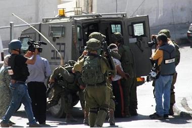 الاحتلال يعتقل ستة فلسطينيين من الخليل