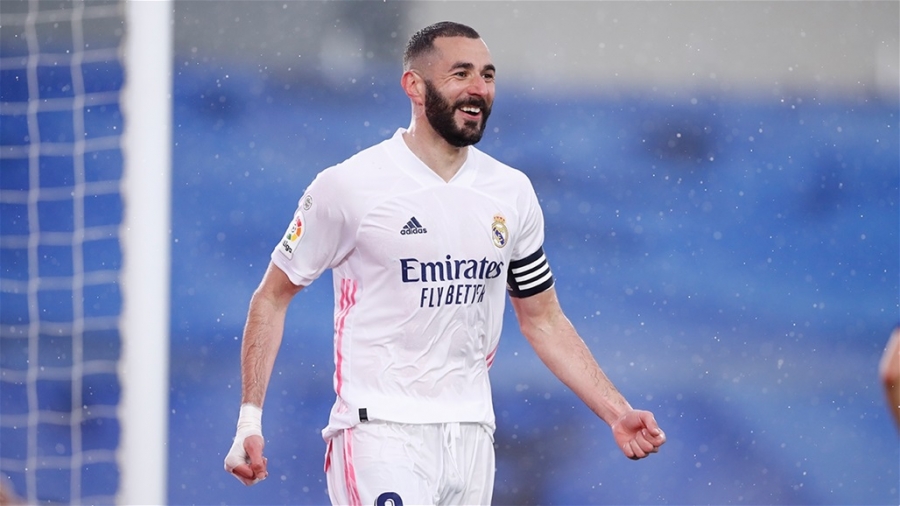 صحيفة اسبانية: بنزيما يمثل مشكلة حقيقية لأنشيلوتي في ريال مدريد