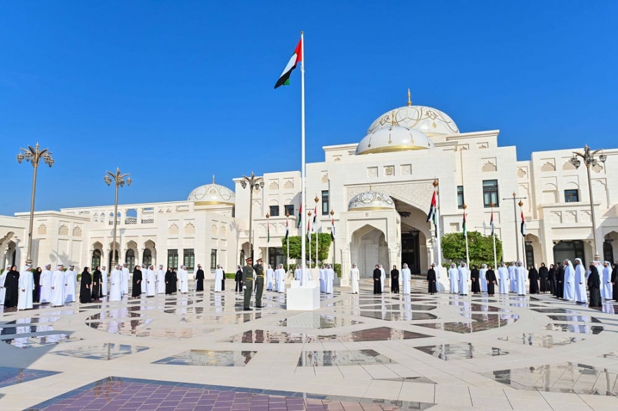 منصور بن زايد يرفع علم الإمارات على سارية قصر الوطن