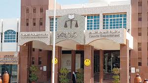 مطاردة بين مركبة ودراجة نارية تنتهي بجريمة على الطريق العام في الامارات ..