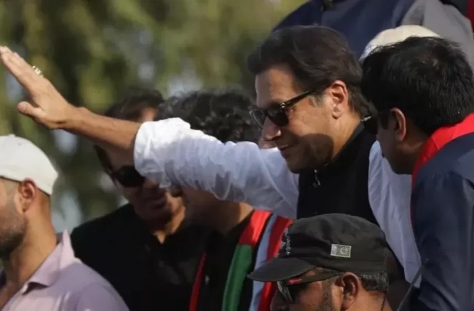 عمران خان: إصابة رئيس الوزراء الباكستاني السابق في إطلاق نار