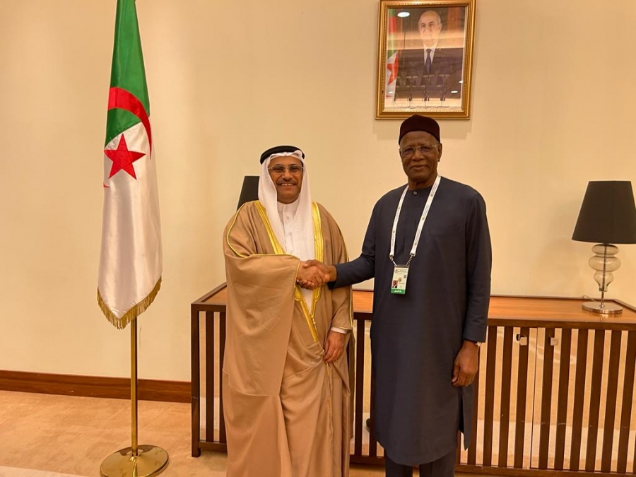 رئيس البرلمان العربي يلتقي مع المبعوث الأممي لليبيا على هامش المشاركة في القمة العربية بالجزائر
