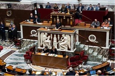 فرنسا.. البرلمان الفرنسي يرفض التصويت على حجب الثقة عن الحكومة