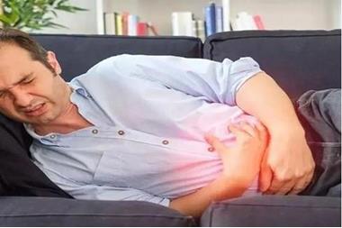 للمصاب بحرقة المعدة.. أفضل وضعية للنوم والأطعمة المناسبة