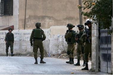 الاحتلال يعتقل ثلاثة فلسطينيين من نابلس