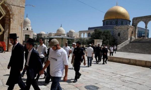 عشرات المستوطنين المتطرفين يقتحمون باحات الأقصى