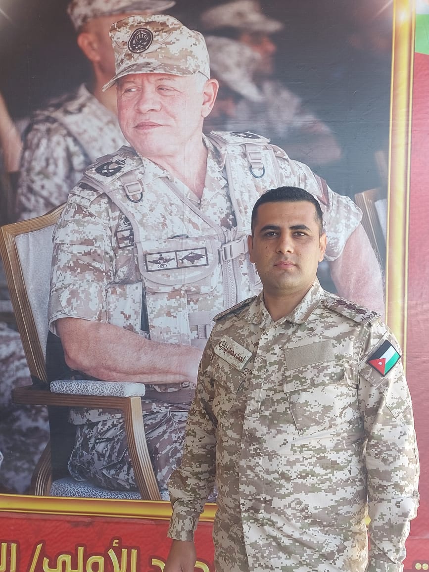 الفريق غازي  الطيب يُهنئ النقيب  أحمد محمد بدارنه  بالارادة الملكية