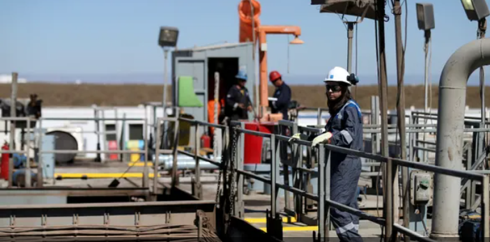 النفط ينخفض لليوم الرابع متأثرا بمخاوف الطلب في الصين