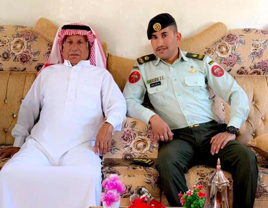 الفريق الطيب يُهنئ الحاج مخلد الجبور بترفيع نجله سامر إلى رتبة رائد