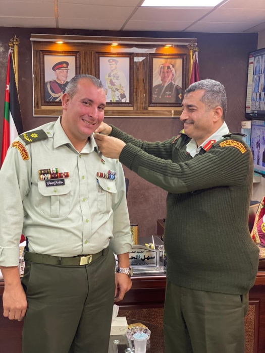 الفريق غازي  الطيب  يُهنئ الملازم ثاني     رشيد شخاتره   بالارادة الملكية السامية