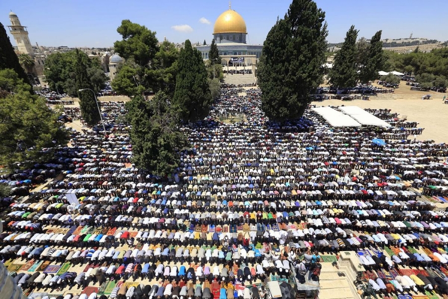 60 ألفا يؤدون صلاة الجمعة في المسجد الأقصى