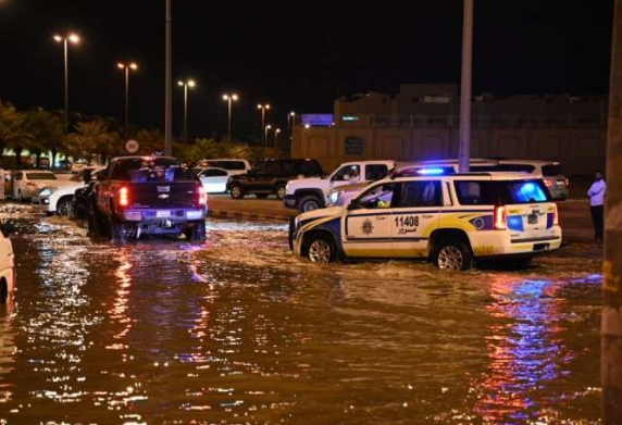 الكويت: إنقاذ 211 شخصاً حاصرتهم مياه الأمطار