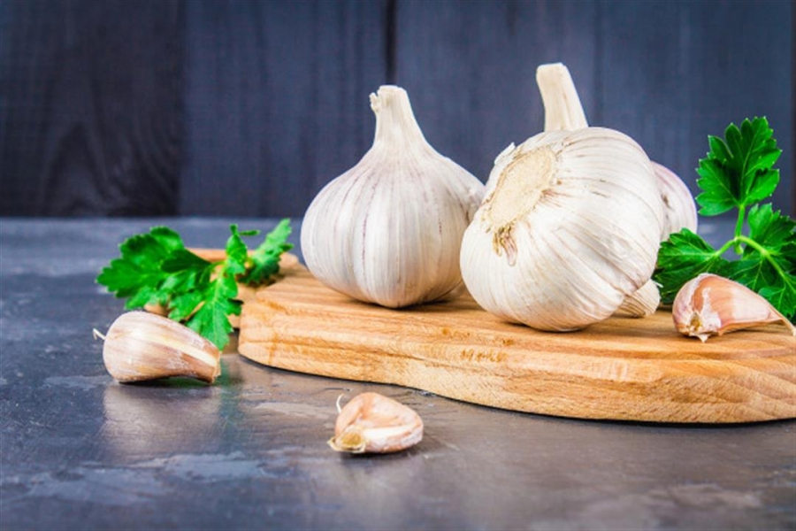 ماذا يحدث للجسم أثناء تناول الثوم على الريق .. فوائد مذهلة