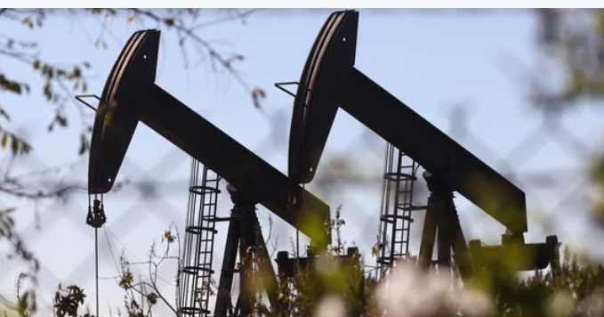 ضعف الطلب الصيني وصعود الدولار يهبطان بأسعار النفط