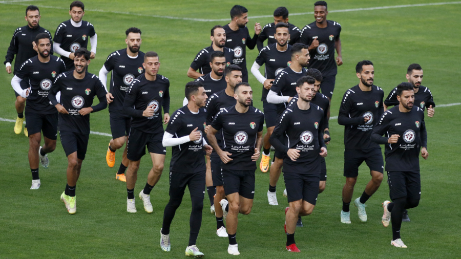 منتخب القدم يتدرب بصفوف مكتملة استعدادا للقاء إسبانيا