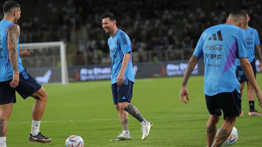 ميسي يتظاهر بالإصابة في أول تدريب مع الأرجنتين في أبوظبي