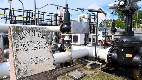 النفط يتراجع بعد استئناف ضخ الخام الروسي من خط دروجبا