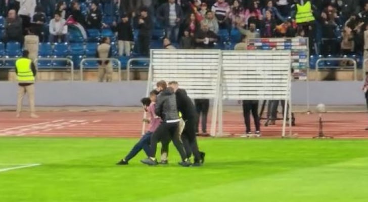 شخص يقتحم ستاد عمان لأخذ صورة مع لاعبي المنتخب الإسباني