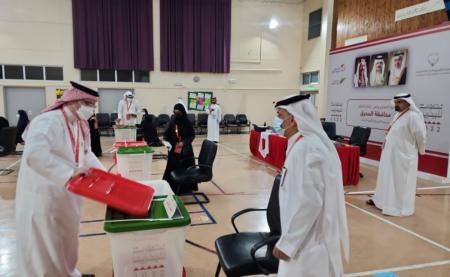 البحرينيون يتوجهون لمراكز الاقتراع بجولة الإعادة للانتخابات