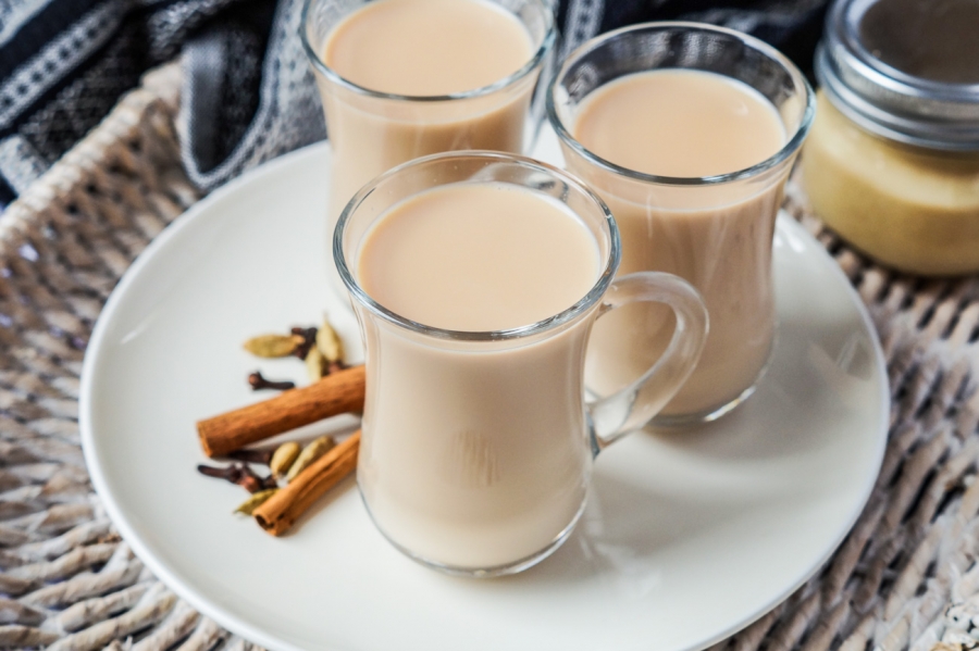 ماذا يحدث عن شرب الشاي بالحليب على الريق؟