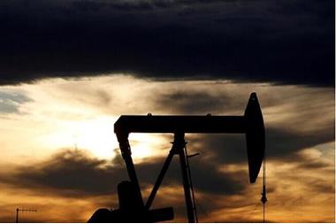 لهذه الأسباب.. أسعار النفط قرب أدنى مستوى في شهرين