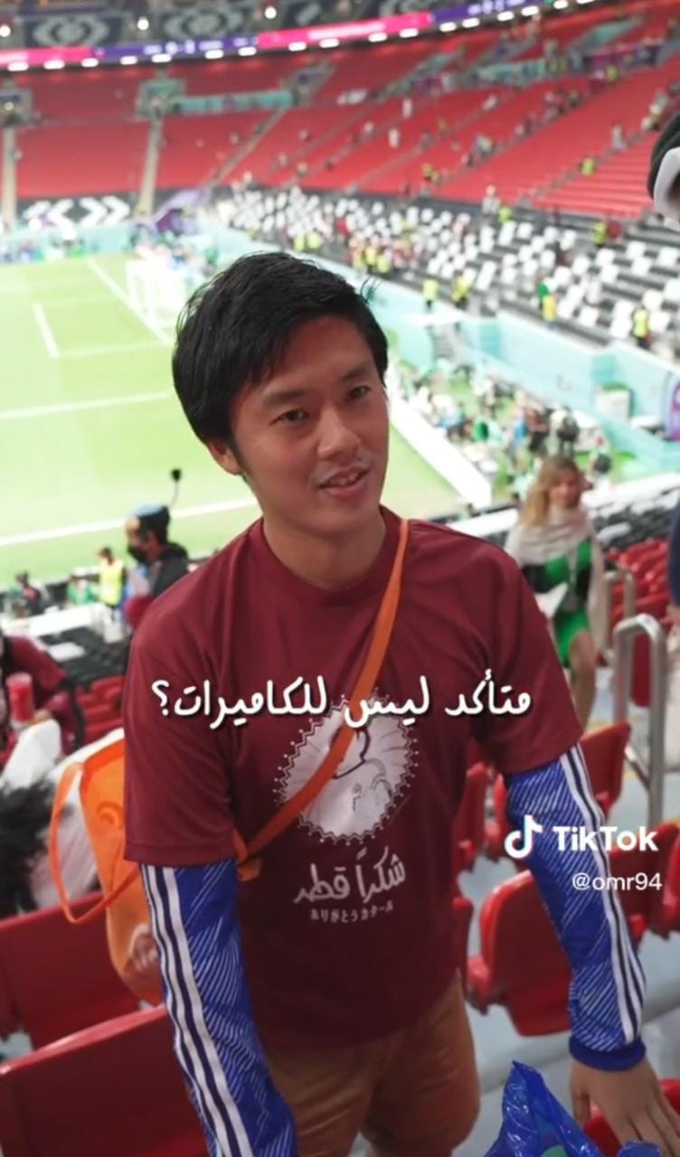 الجمهور الياباني ينظف الملعب  بعد الانتهاء من  المباراة الافتتاحية لكأس العالم بين فريقي قطر والإكوادور..صور