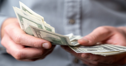 جراء كورونا .. الدولار يرتفع بقوة