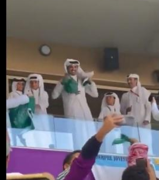 أمير قطر يرفع العلم السعودي احتفالا بفوزه