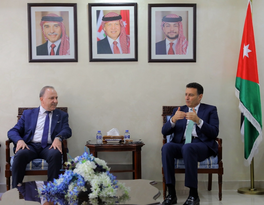 الصفدي يلتقي رؤساء لجان المخيمات ويؤكد متابعة مطالبهم