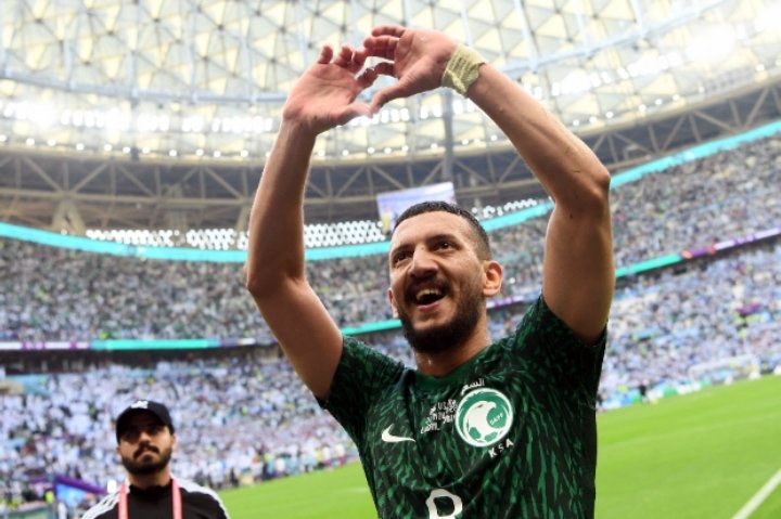 لاعب المنتخب السعودية المالكي يصف مدربهبالمجنون