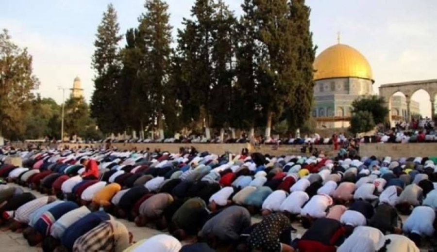50 ألفا يؤدون صلاة الجمعة في المسجد الأقصى
