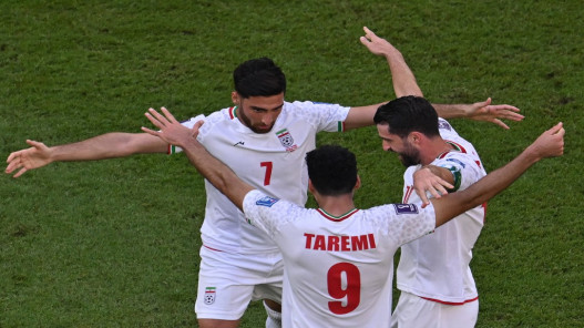 إيران تحقق فوزاً على ويلز وتبقي على آمالها