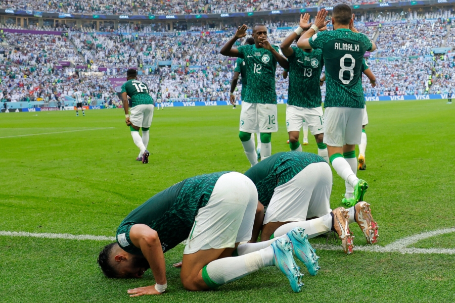 منتخب السعودية يحمل أحلام العرب أمام بولندا لحصد بطاقة التأهل