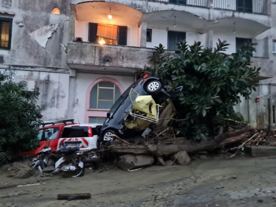 فقدان 5 أشخاص في جزيرة إسكيا الإيطالية بعد انهيار أرضي