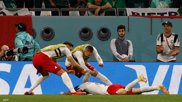 لماذا بكى ليفاندوفسكي بعد هدفه في مرمى السعودية؟